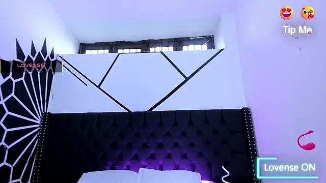 Snapshot of EthaanCox chatting on 10.17.25 EthaanCox online show from 10.17.25