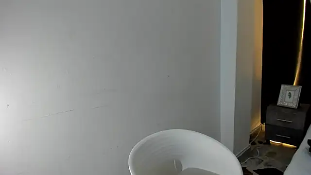 Snapshot of EthaanCox chatting on 11.22.25 EthaanCox online show from 11.22.25