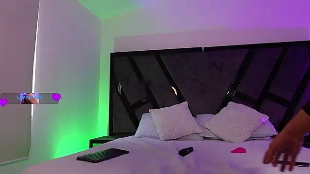 Snapshot of EthaanCox chatting on 11.30.25 EthaanCox online show from 11.30.25