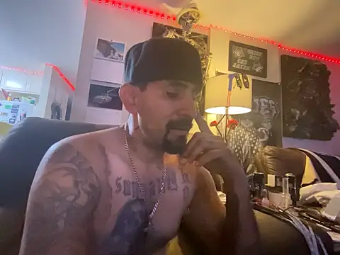 Snapshot of hornycouple818 chatting on 01.28.25 hornycouple818 online show from 01.28.25