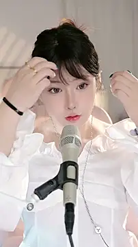 Dou-Dou-er online show from 10.23.25