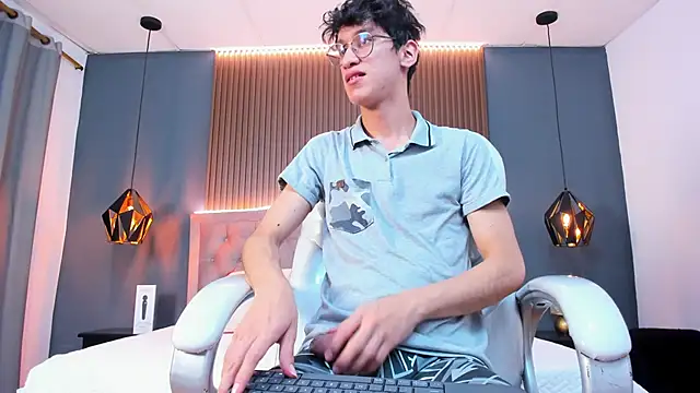 Snapshot of Cum_hunters chatting on 09.21.25 Cum hunters online show from 09.21.25