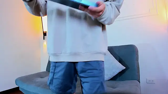 Snapshot of Cum_hunters chatting on 10.31.25 Cum hunters online show from 10.31.25