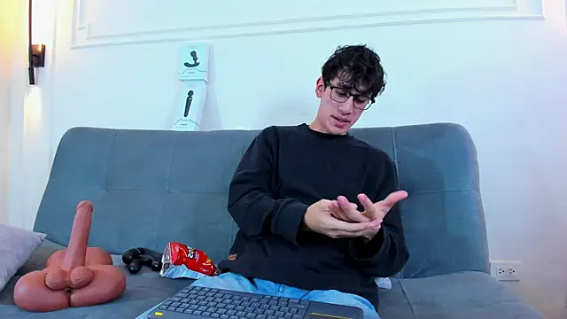 Snapshot of Cum_hunters chatting on 12.14.25 Cum hunters online show from 12.14.25