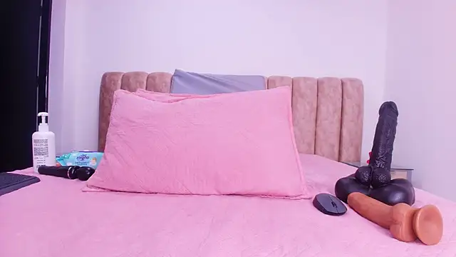 Auroraa miller online show from 11.27.25