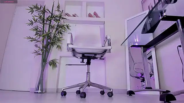 hannah howeell   online show from 01.19.26