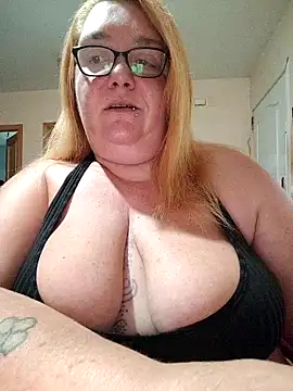 Snapshot of diosacurvy1984 chatting on 10.17.25 diosacurvy1984 online show from 10.17.25