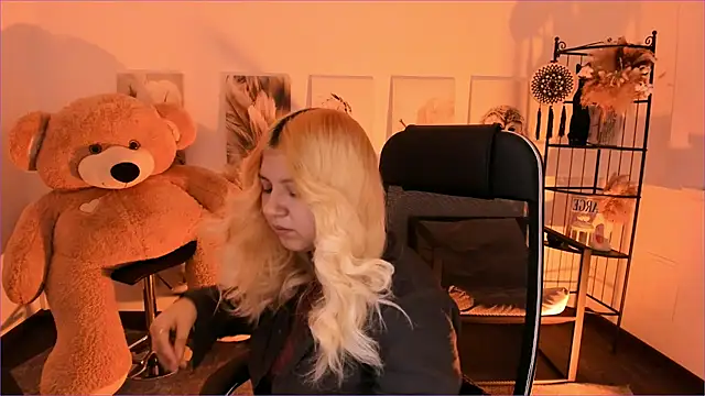 DiaAngell online show from 12.17.25