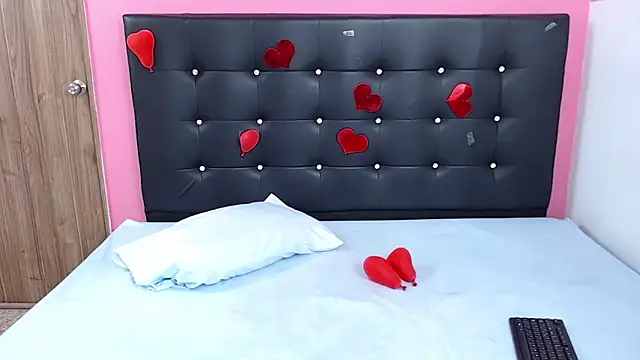 Snapshot of ninanaughty13 chatting on 03.05.25 ninanaughty13 online show from 03.05.25