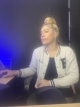 viktoria davis  online show from 11.04.25