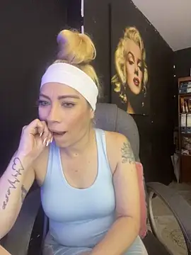 viktoria davis  online show from 11.18.25