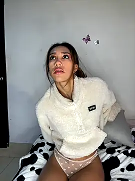 Snapshot of zoe_storm chatting on 12.03.25 zoe storm online show from 12.03.25