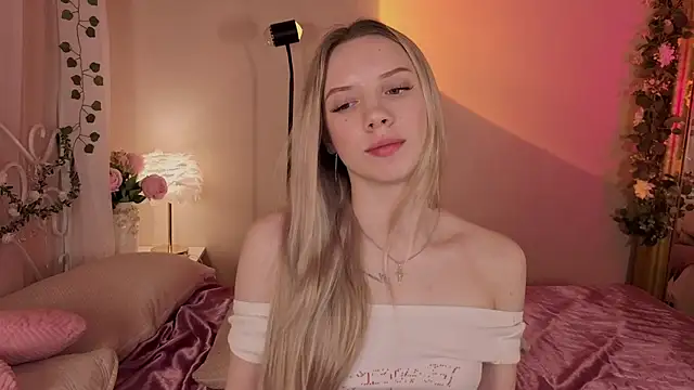 Snapshot of katt__y chatting on 06.25.26 katt y online show from 06.25.26