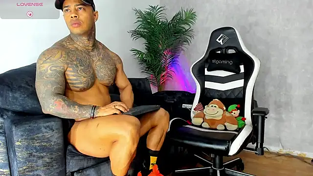 Snapshot of owen_freid chatting on 10.24.25 owen freid online show from 10.24.25