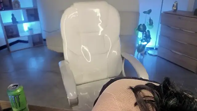 Nicole Foxx  online show from 12.22.25