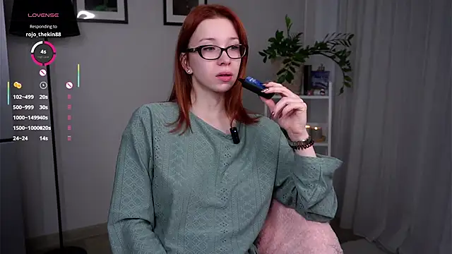 Snapshot of HildaFerrett chatting on 10.12.25 HildaFerrett online show from 10.12.25