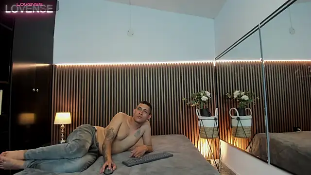 Snapshot of alicia_chris chatting on 02.08.25 alicia chris online show from 02.08.25