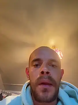 Snapshot of wyattstone chatting on 10.01.25 wyattstone online show from 10.01.25