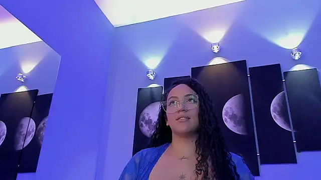 Snapshot of tatii_moon chatting on 02.13.25 tatii moon online show from 02.13.25
