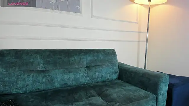 Zoe Cheshire online show from 03.04.25