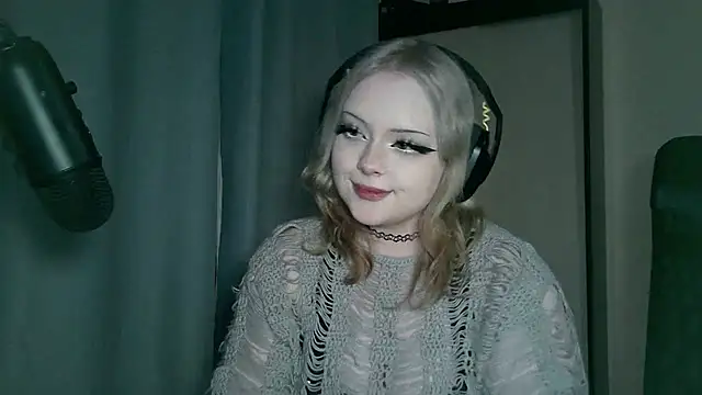 Snapshot of Electro_doll chatting on 02.11.25 Electro doll online show from 02.11.25