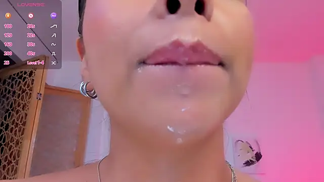 Snapshot of sophierooy22 chatting on 10.16.25 sophierooy22 online show from 10.16.25