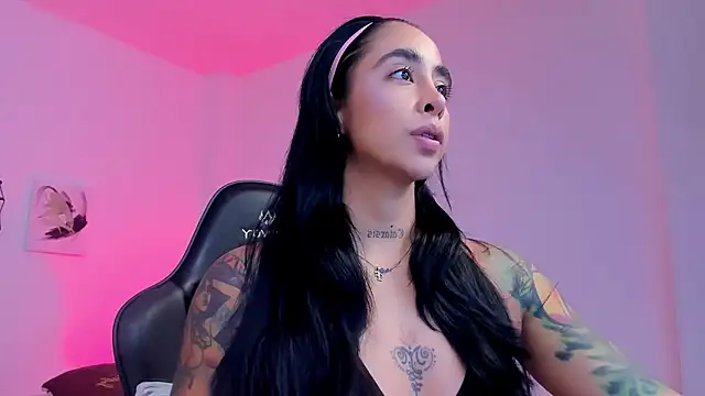 Snapshot of sophierooy22 chatting on 10.19.25 sophierooy22 online show from 10.19.25