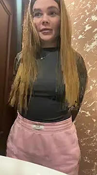 Snapshot of ella_zzz chatting on 03.04.25 ella zzz online show from 03.04.25