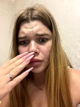 Snapshot of ella_zzz chatting on 10.10.25 ella zzz online show from 10.10.25