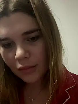 Snapshot of ella_zzz chatting on 12.20.25 ella zzz online show from 12.20.25