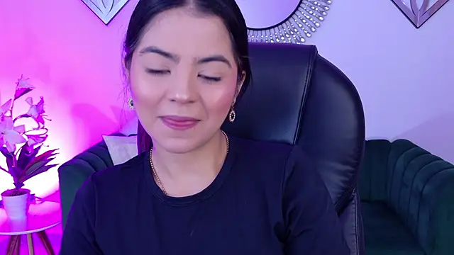 Layla Breezee online show from 04.18.26