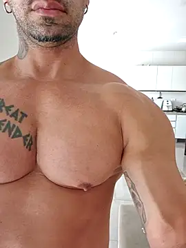 Snapshot of badbrown chatting on 10.05.25 badbrown online show from 10.05.25