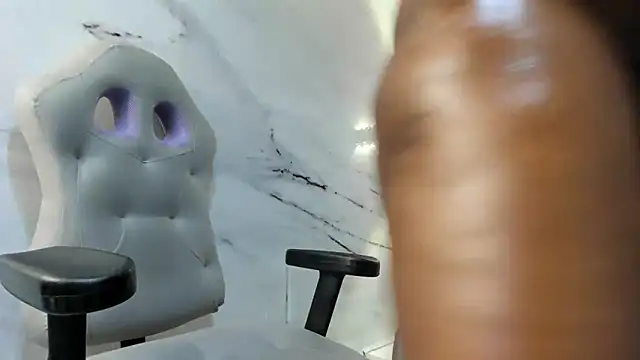 nefertiti ebony online show from 02.04.25