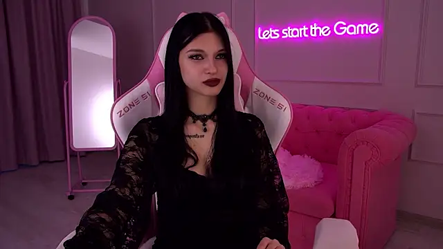 Snapshot of BeverlyMost chatting on 01.29.25 BeverlyMost online show from 01.29.25