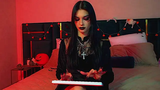 Snapshot of BeverlyMost chatting on 10.29.25 BeverlyMost online show from 10.29.25