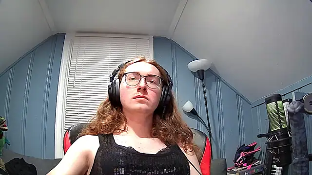 Snapshot of awe-manda chatting on 01.25.25 awe-manda online show from 01.25.25