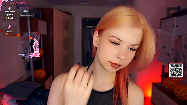 LynetHakes online show from 10.10.25