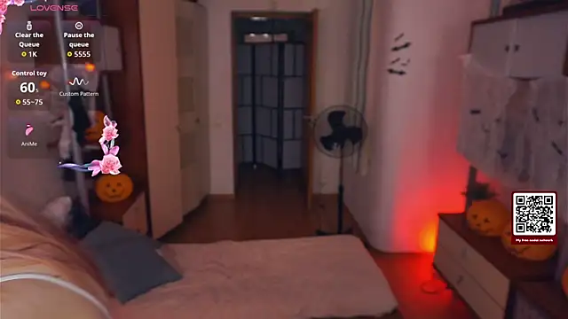 LynetHakes online show from 10.20.25