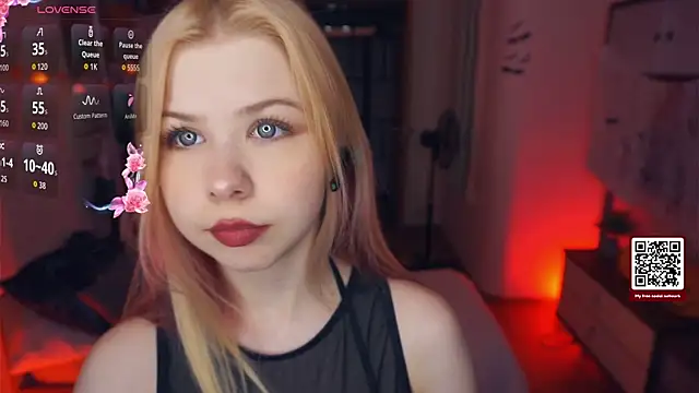 LynetHakes online show from 10.25.25