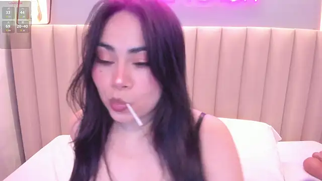 Naomymonroe  online show from 12.16.25