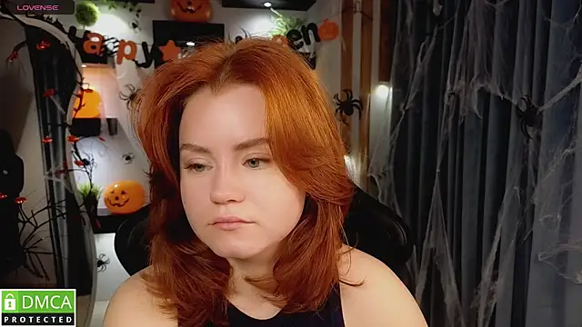 Snapshot of lu_muon chatting on 10.28.25 lu muon online show from 10.28.25