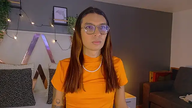 LauraaGomezz   online show from 10.13.25
