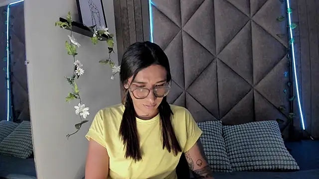 LauraaGomezz   online show from 10.14.25