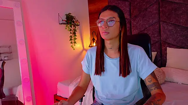 LauraaGomezz   online show from 10.16.25