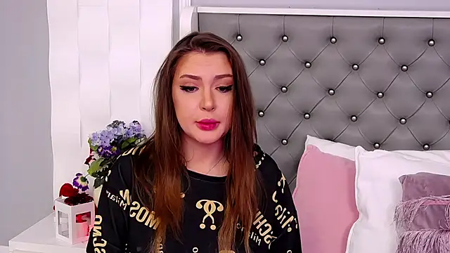 Snapshot of AlmaNoble chatting on 12.05.25 AlmaNoble online show from 12.05.25