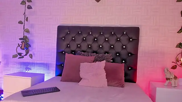 Hannah Jonhson online show from 02.04.25