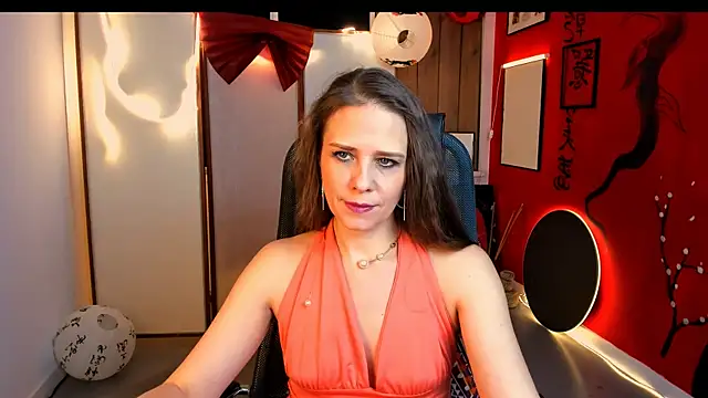 Snapshot of EmiliaBedy chatting on 12.22.25 EmiliaBedy online show from 12.22.25