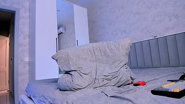 Shiny Jennifer online show from 10.07.25