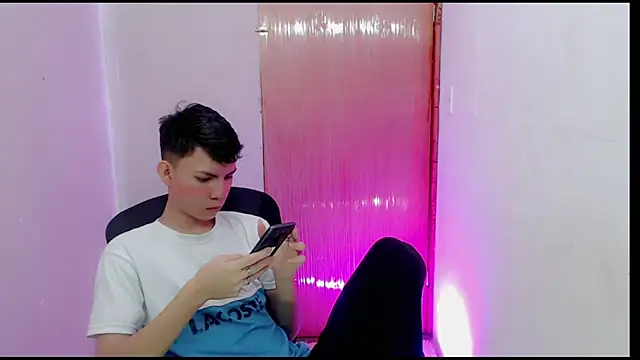 Snapshot of Alexxx_lov chatting on 02.11.25 Alexxx lov online show from 02.11.25