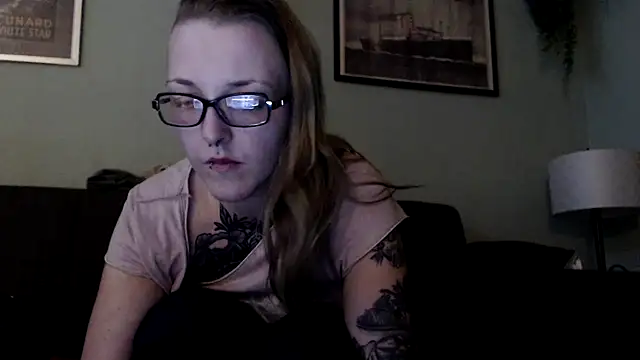 Snapshot of Astrid-Gilbert chatting on 02.04.25 Astrid-Gilbert online show from 02.04.25